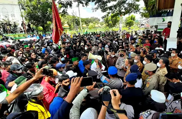 Ratusan Mahasiswa Geruduk...