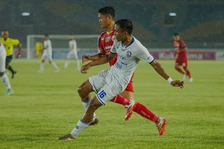 Arema FC Cuci Gudang...
