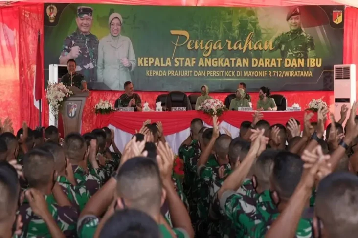 Kunjungi Prajurit TNI...