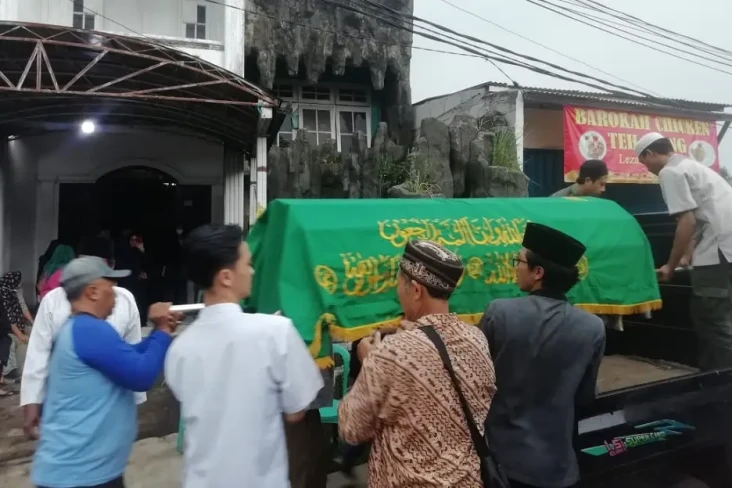 Sedih, Jenazah Ona Sutra...
