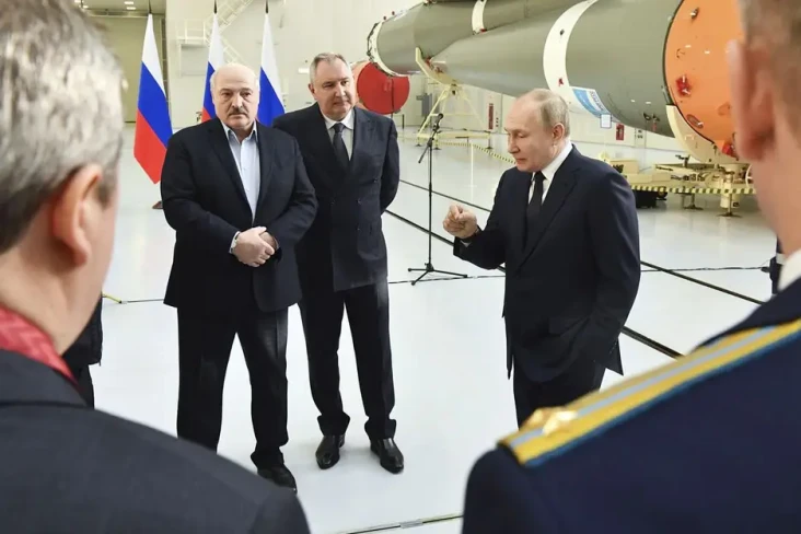 Di Hadapan Lukashenko,...