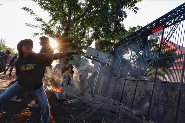 64 Orang Demonstran...