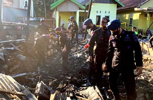 Brimob Bone Bantu Bersihkan...