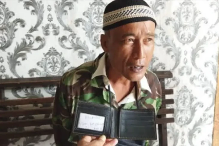 Acungkan Sajam di Keramaian...