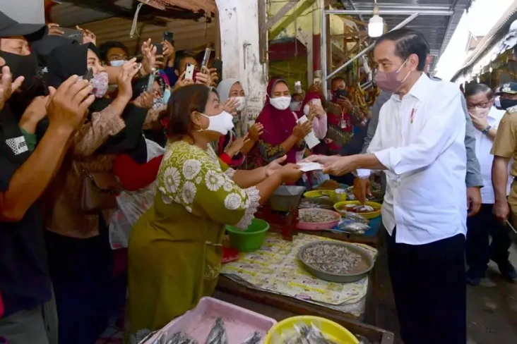 Bagikan Bansos di Cirebon,...