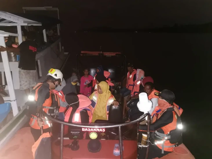 Kapal Mati Mesin di...