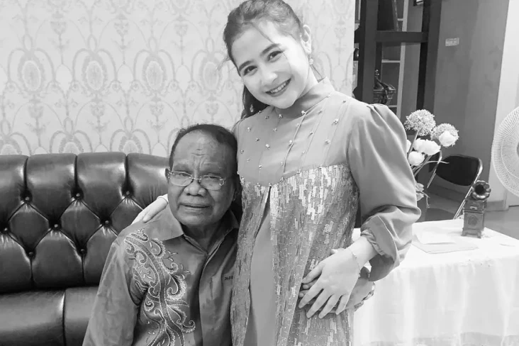 Prilly Latuconsina Berduka,...