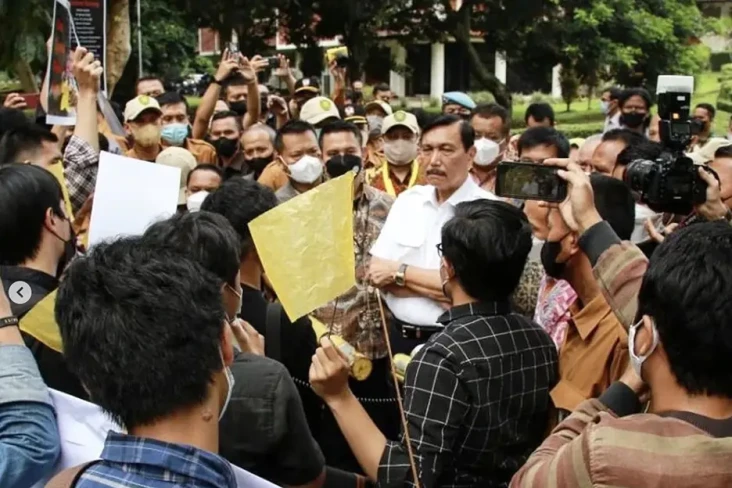 Pesan Luhut Saat Dihadang...