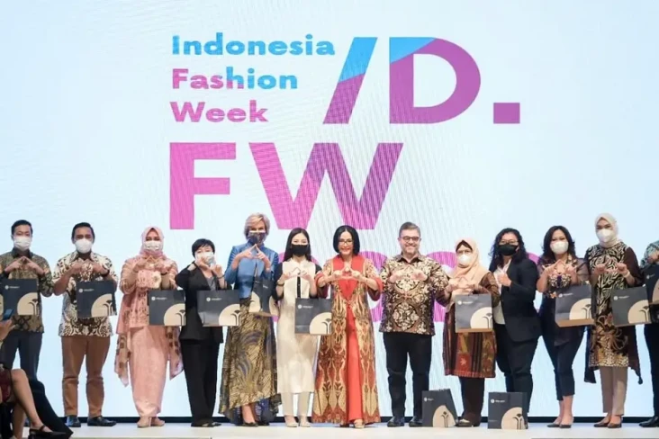 Hadiri Indonesia Fashion...
