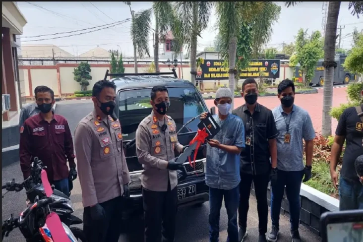 16 Kali Beraksi, Komplotan...