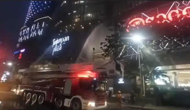 Api di Tunjungan Plaza...