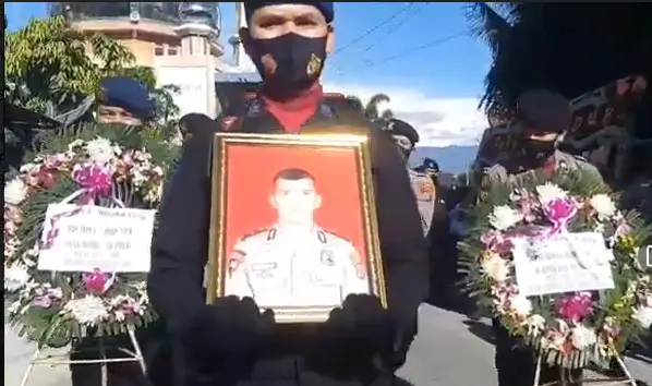 Diiringi Tembakan Salvo,...