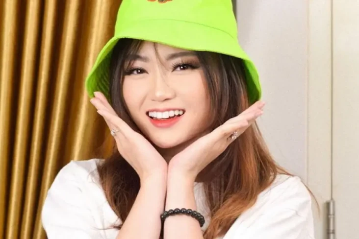 Vanessa Khong dan sang...