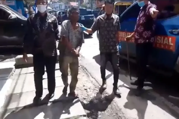 Viral! Ngamuk Bawa Parang,...