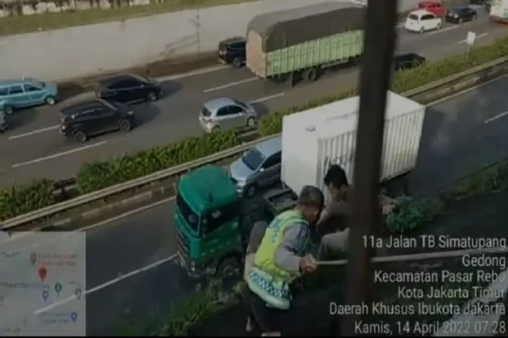 Kisah Polisi Evakuasi...