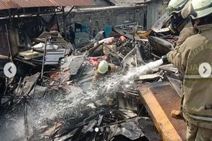 Pool Bus Cakung Terbakar