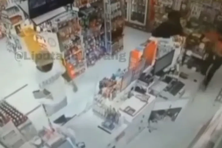 2 Perampok Berpistol...