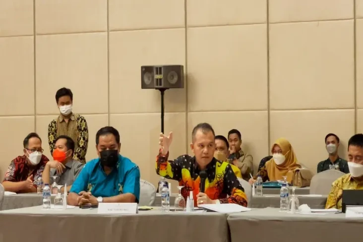 Bupati Gumas Ancam Tutup...