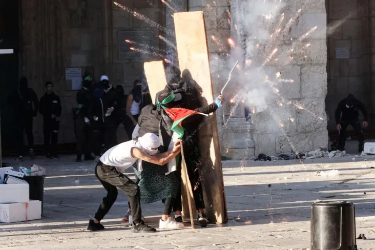 Polisi Israel Serbu...