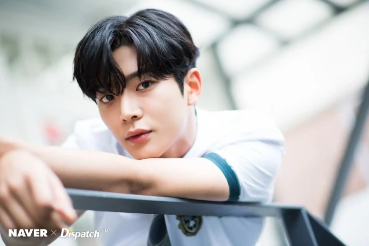 10 Idol K-Pop yang Lebih...