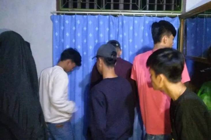 Tak Kuat Tahan Nafsu,...