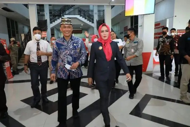Bupati Winarti Menerima...
