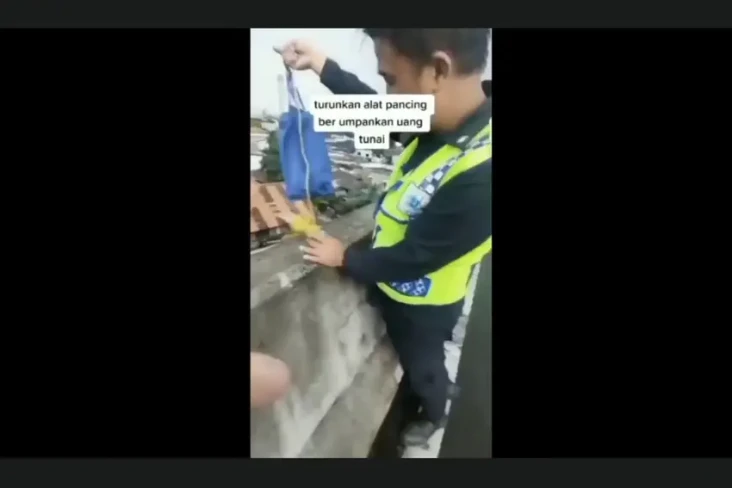 Viral! Aksi Beli Takjil...