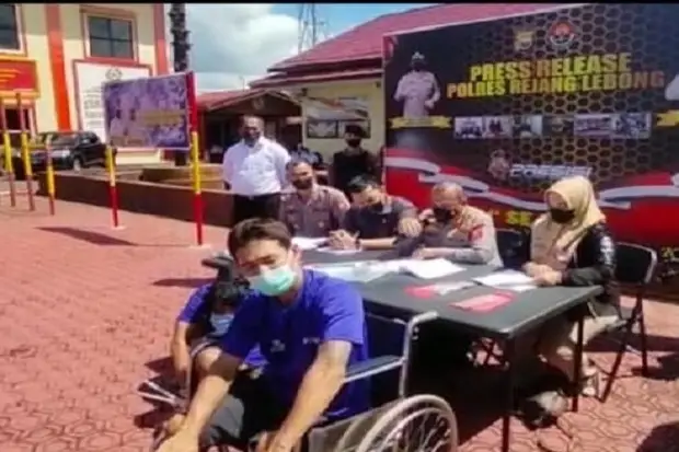 Modus Tawarkan Sabu,...