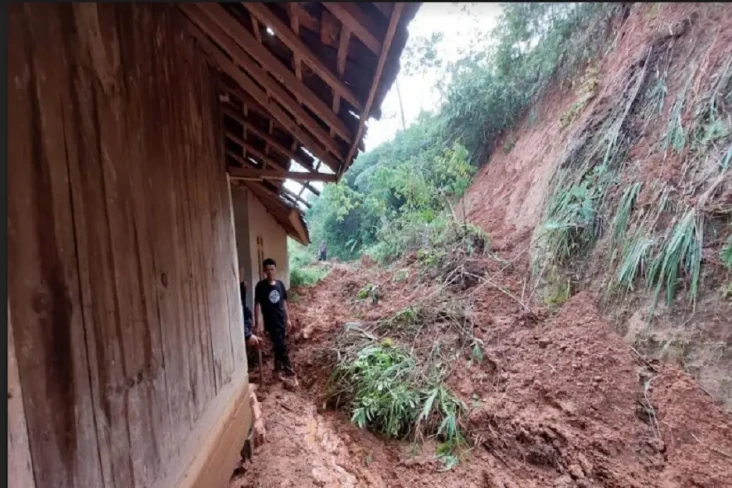 Tebing Setinggi 20 Meter...