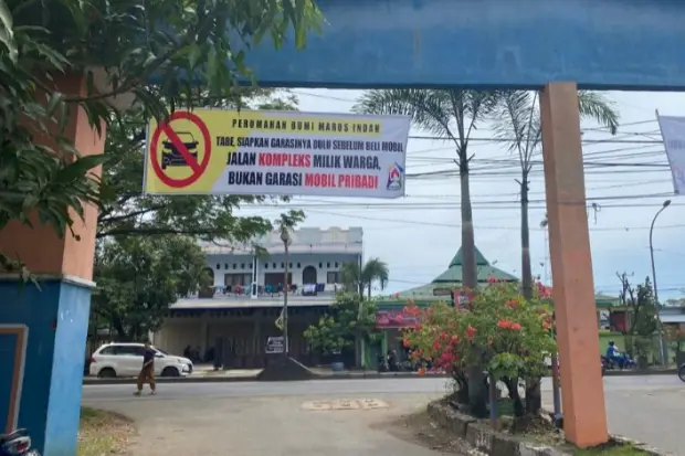 Banyak Mobil Parkir...