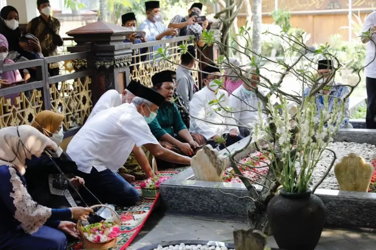 Ziarah ke Makam Gus...