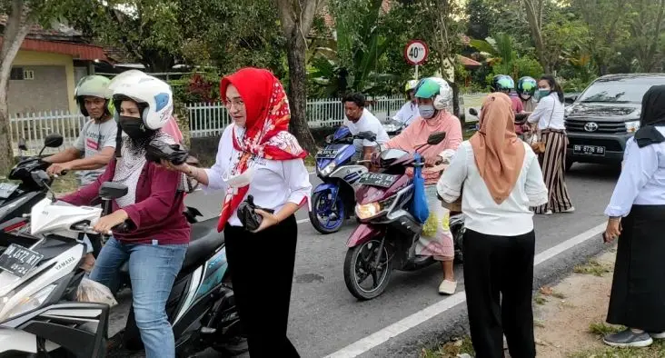 Dapat Bingkisan, Warga...