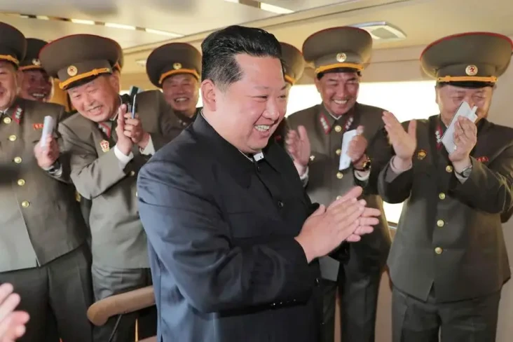 Kim Jong-un Berseri-seri...