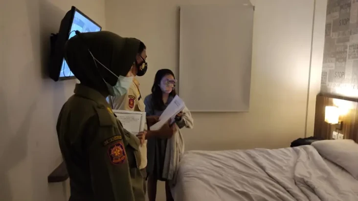 3 Cewek Seksi Kedapatan...
