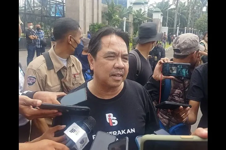 Ade Armando Layangkan...