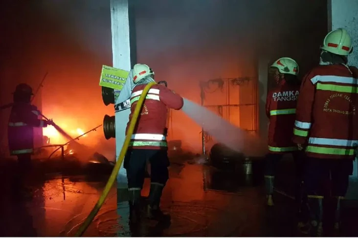 Kebakaran Hanguskan...