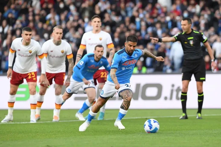 Napoli vs AS Roma: si...