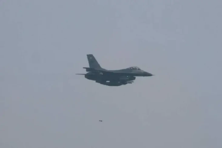 Fighter F-16 Fighting...