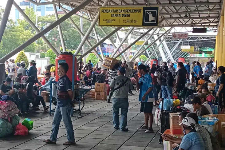 Pemudik Padati Terminal...