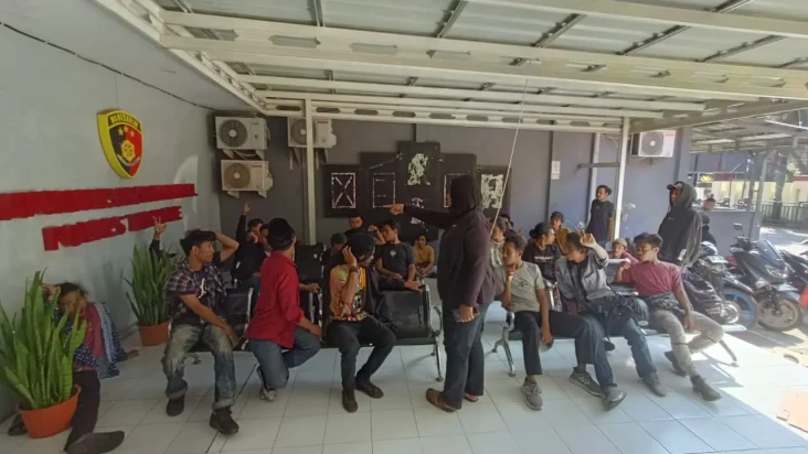 Demonstran Penolak Kenaikan...