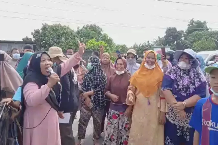 Tolak Pembongkaran Portal,...