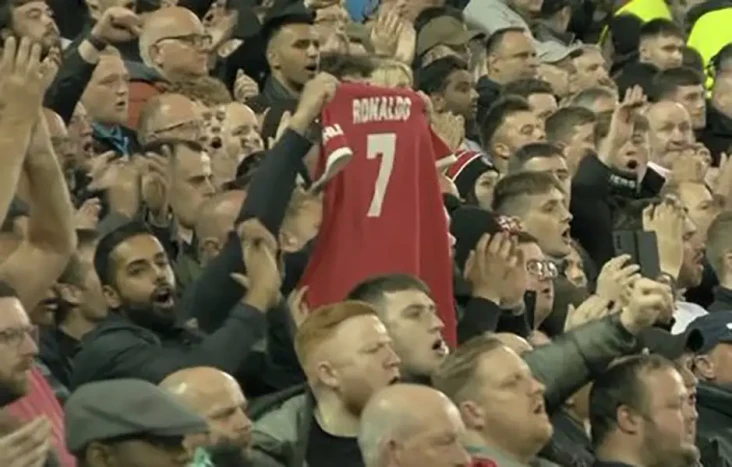 Suporter Liverpool Nyanyikan...