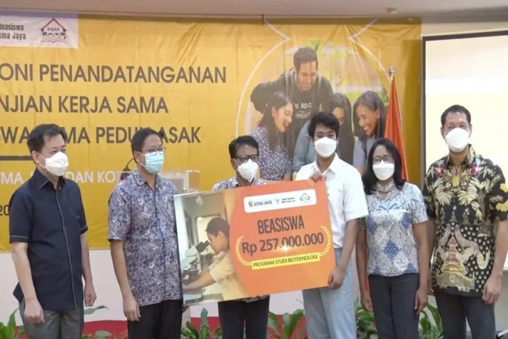 Unika Atma Jaya Salurkan...