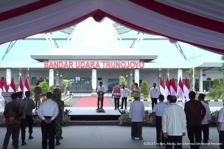 Resmikan Bandara Trunojoyo,...