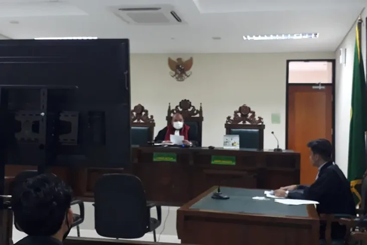Hakim Sakit, Sidang...