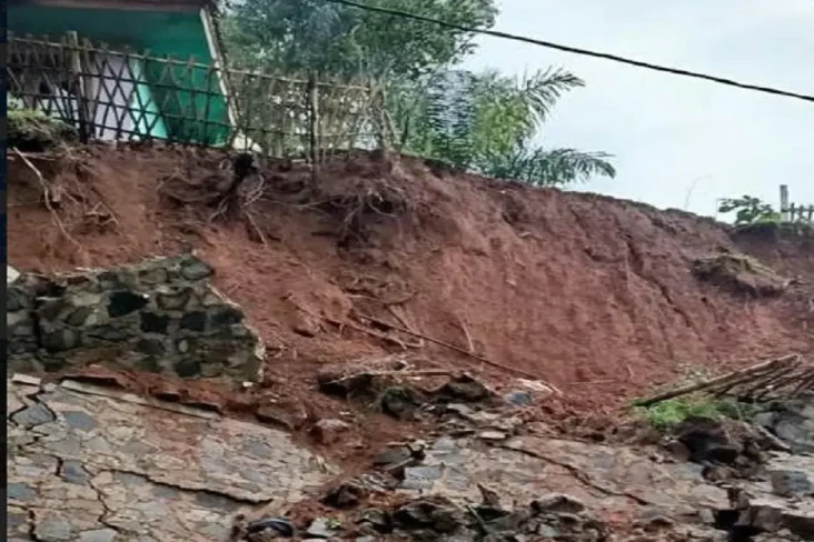 Longsor dan Banjir Terjang...