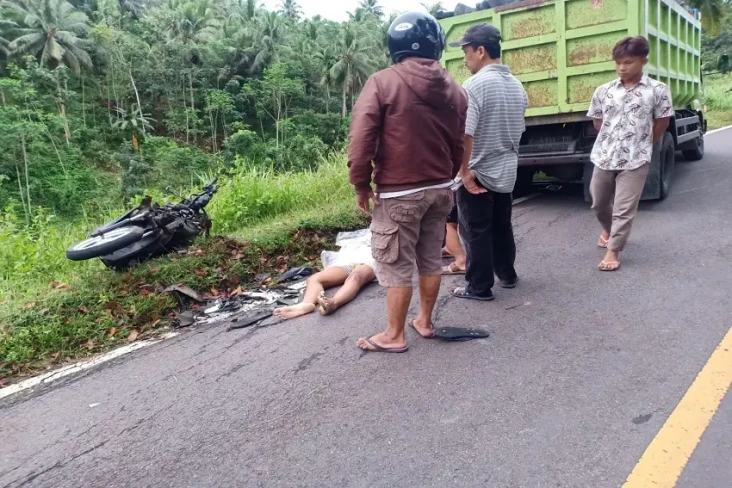 Hendak Salip Kendaraan...