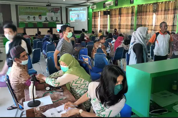Ratusan Warga Ikut Vaksinasi...