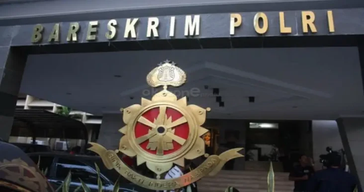 Berada di Luar Negeri,...