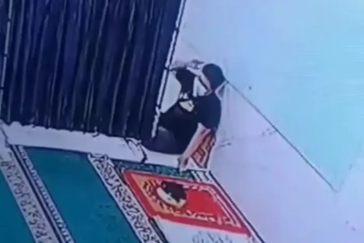 Jamaah Buka Puasa, Pria...
